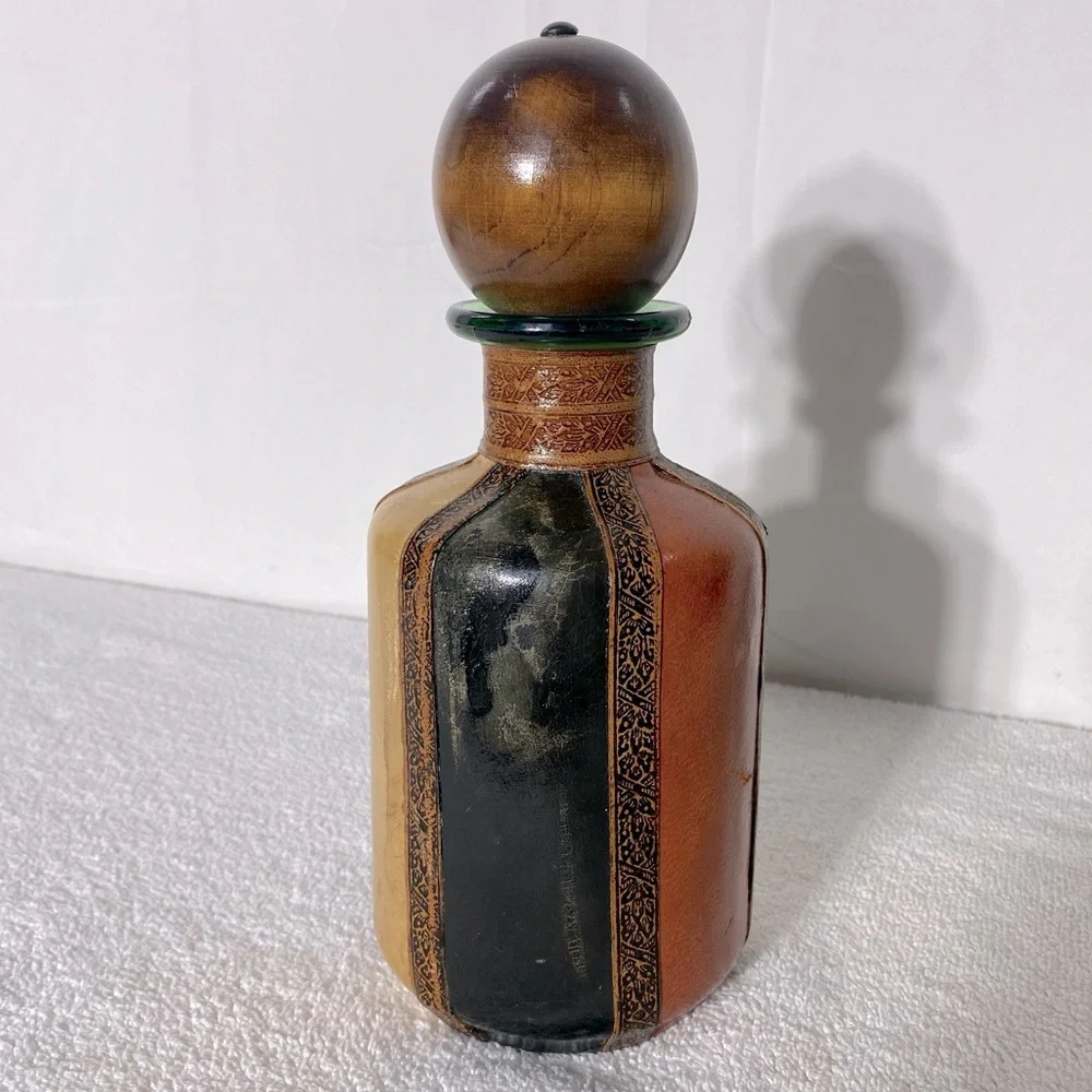 Vintage 1950s Italy Leather Wrapped Green Glass Decanter With Wooden Stopper - Picture 4 of 13